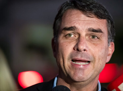 flavio-bolsonaro-diz-que-pai-e-um-“inocente-injustamente-condenado”