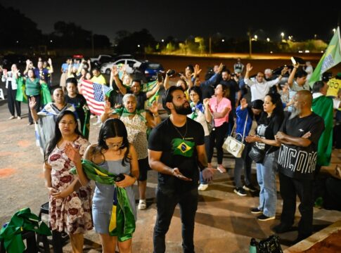apos-condenacao,-apoiadores-fazem-vigilia-no-condominio-de-bolsonaro