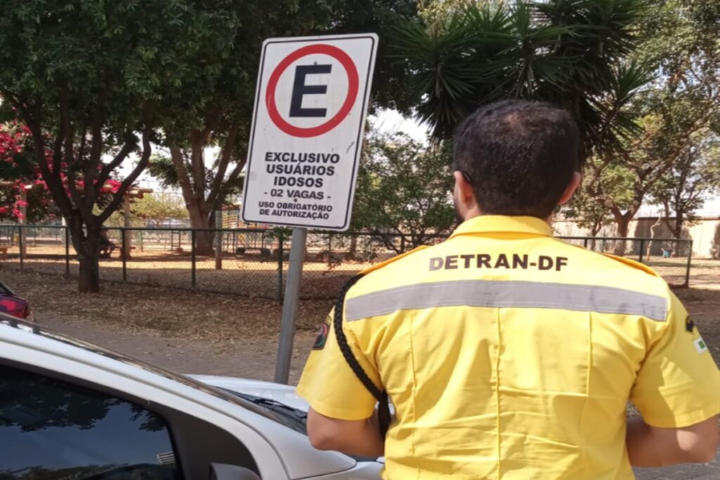 aguas-claras:-45-motoristas-sao-autuados-por-estacionamento-irregular