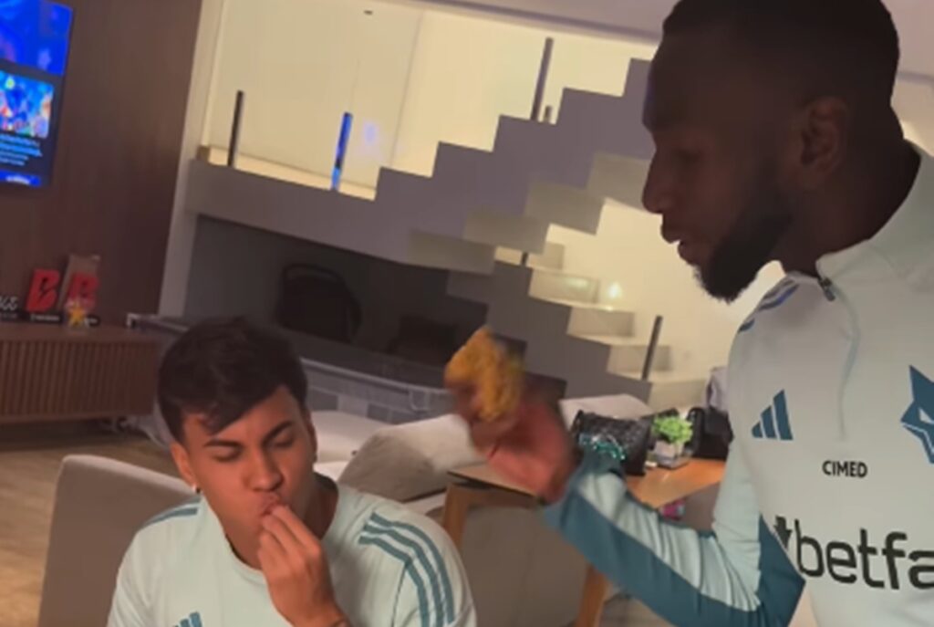 galinha-ou-frango?-jogadores-do-cruzeiro-provocam-o-atletico-mg.-veja