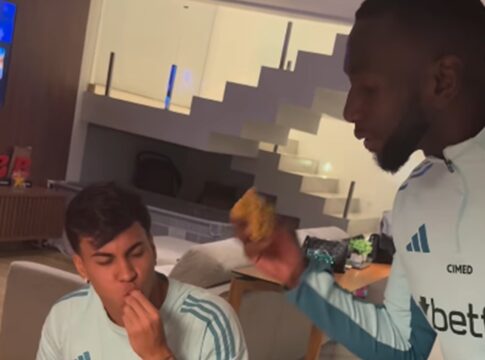 galinha-ou-frango?-jogadores-do-cruzeiro-provocam-o-atletico-mg.-veja