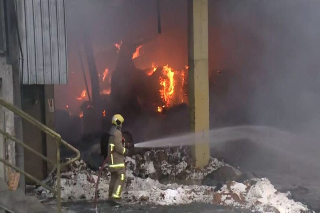 sc:-chamas-gigantes-se-formam-apos-incendio-atingir-fabrica-de-papelao
