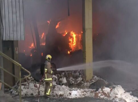 sc:-chamas-gigantes-se-formam-apos-incendio-atingir-fabrica-de-papelao