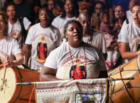 tambores-e-cantos-marcam-abertura-do-festival-artes-vertentes