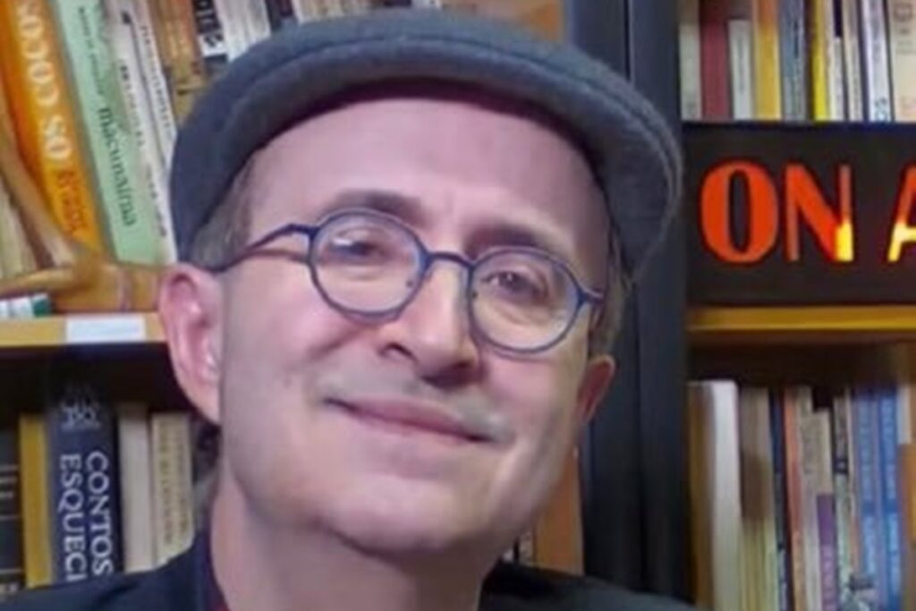 sem-voz,-reinaldo-azevedo-tem-fala-reproduzida-por-ia-em-jornal.-video
