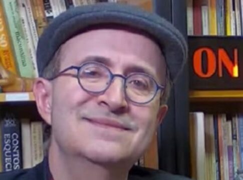 sem-voz,-reinaldo-azevedo-tem-fala-reproduzida-por-ia-em-jornal.-video