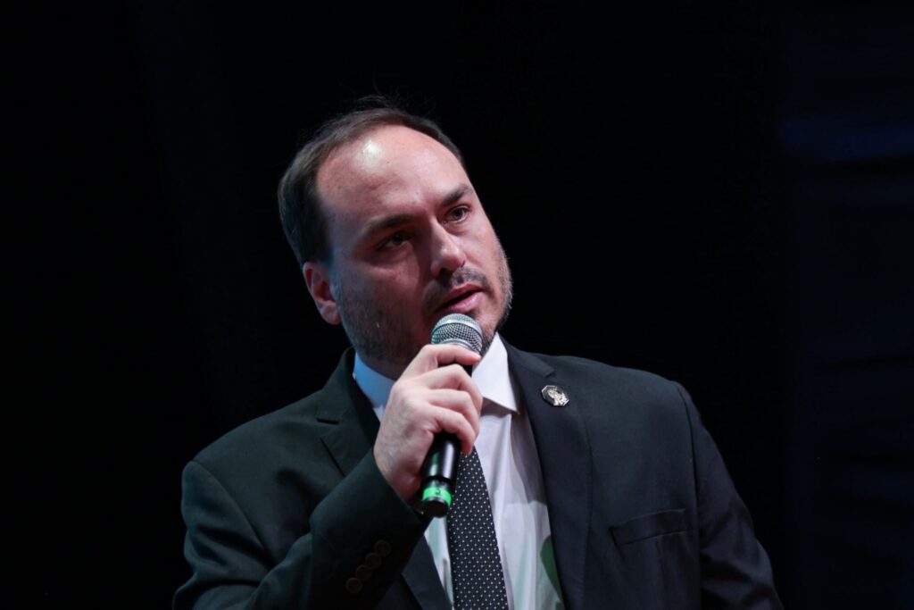 “parabens,-mauro-cid”,-diz-carlos-bolsonaro-apos-condenacao-do-pai