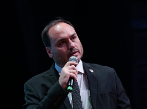 “parabens,-mauro-cid”,-diz-carlos-bolsonaro-apos-condenacao-do-pai