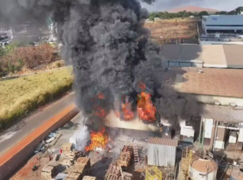 incendio-atinge-fabrica-de-produtos-quimicos-em-goiania