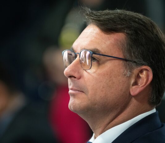 flavio-bolsonaro-compara-ministros-a-hienas-que-atacaram-“leao”-fux