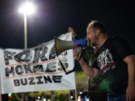 apoiadores-fazem-nova-vigilia-no-condominio-de-bolsonaro-nesta-sexta