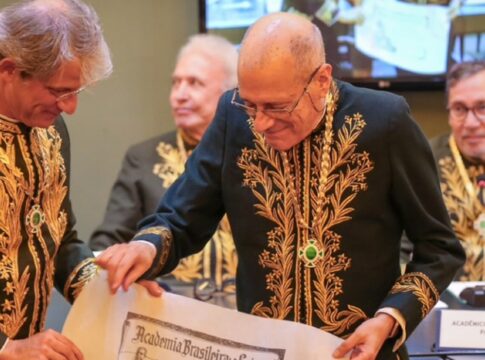 paulo-henriques-britto-toma-posse-na-academia-brasileira-de-letras