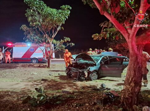 df:-carro-colide-em-arvore-e-uma-vitima-morre-no-local