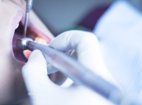 dentista-faz-procedimentos-esteticos-irregulares-e-deforma-pacientes