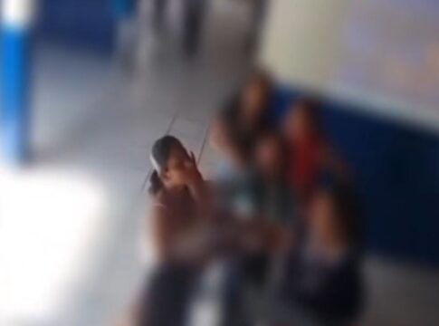 video-mostra-menina-espancada-em-escola-pedindo-ajuda-apos-ataque