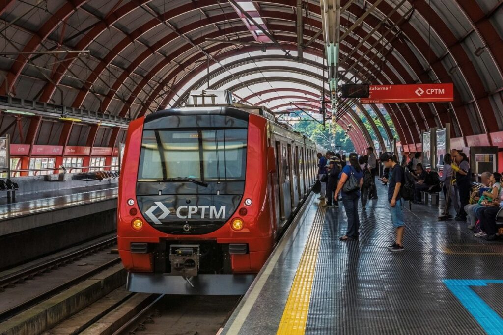com-falha,-linha-12-safira-tem-velocidade-reduzida-e-trens-lotados