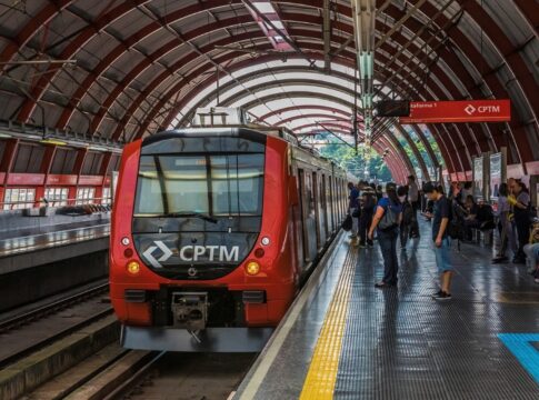 com-falha,-linha-12-safira-tem-velocidade-reduzida-e-trens-lotados