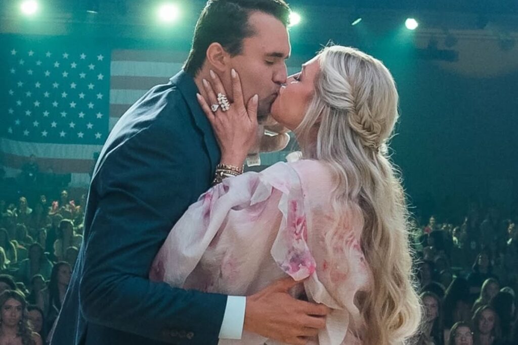 imagens-fortes:-viuva-de-charlie-kirk-choca-ao-mostrar-corpo-no-caixao