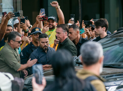 carlos-diz-que-comboio-que-levou-bolsonaro-ao-hospital-e-“humilhacao”