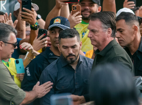apoiadores-vao-a-hospital-em-1a-saida-de-bolsonaro-apos-condenacao