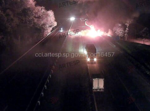 caminhao-com-garrafas-pet-pega-fogo-em-rodovia-no-interior-de-sp