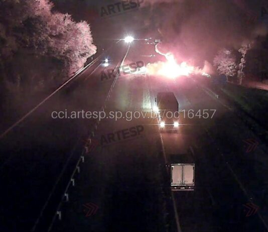 caminhao-com-garrafas-pet-pega-fogo-em-rodovia-no-interior-de-sp