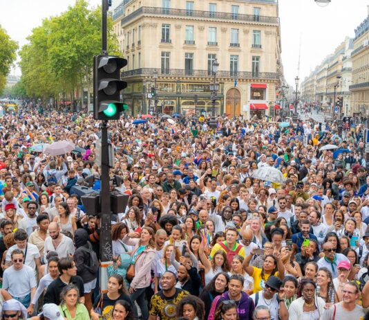 cultura-afro-brasileira-e-celebrada-em-paris-com-lavagem-de-madeleine