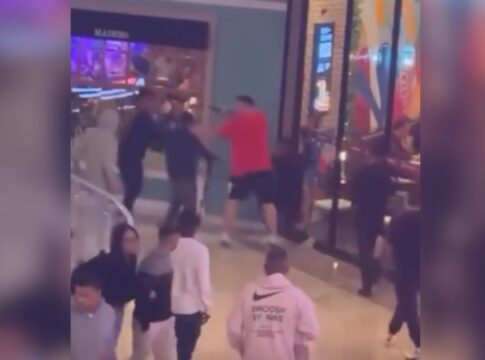 video:-homem-saca-arma-para-separar-briga-de-jovens-em-shopping-no-abc