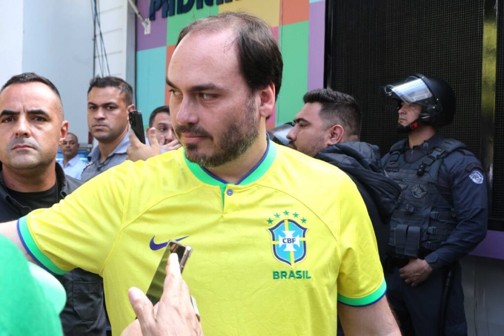 carlos-bolsonaro-rasga-elogios-a-michelle:-“uma-guerreira”