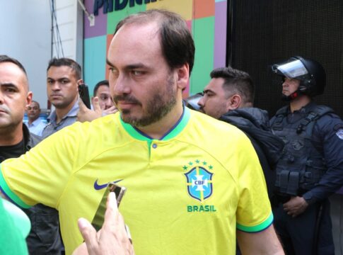 carlos-bolsonaro-rasga-elogios-a-michelle:-“uma-guerreira”