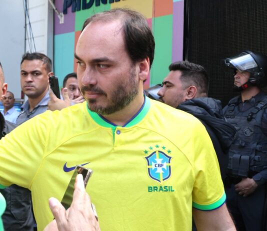 carlos-bolsonaro-rasga-elogios-a-michelle:-“uma-guerreira”