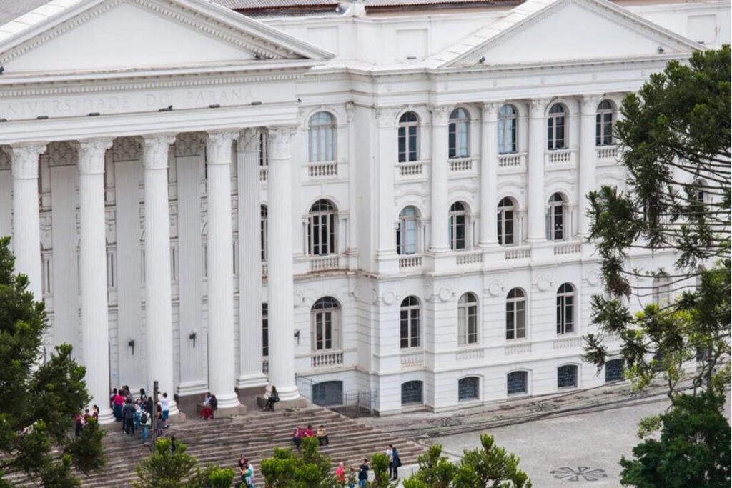 filha-de-ministro-do-stf-e-xingada-e-leva-cusparada-em-universidade
