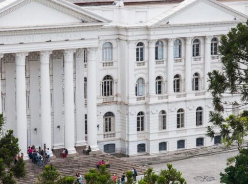filha-de-ministro-do-stf-e-xingada-e-leva-cusparada-em-universidade