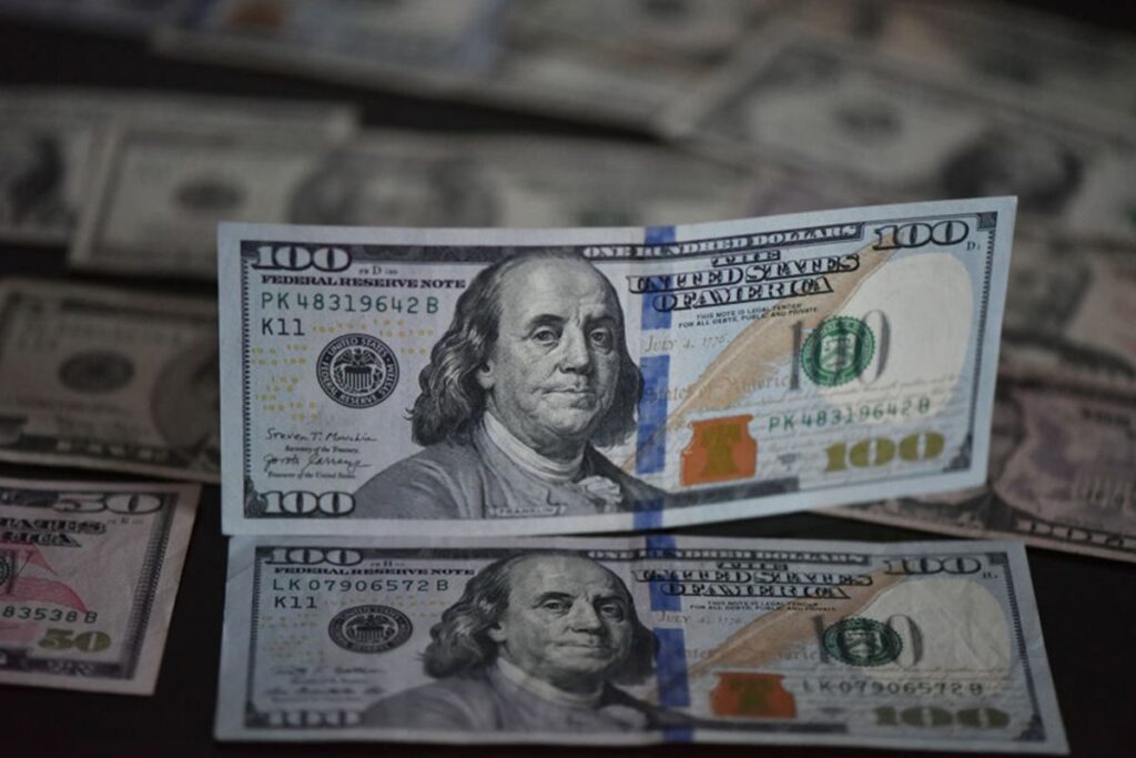 dolar-abre-em-queda-em-semana-de-decisao-sobre-juros-no-brasil-e-eua
