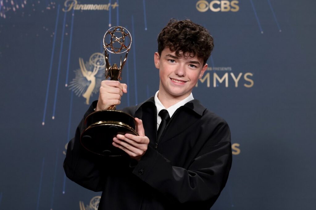 ator-de-adolescencia-se-torna-o-mais-jovem-a-ganhar-um-emmy