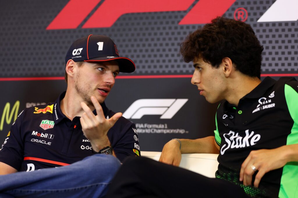 bortoleto-aprova-dupla-com-verstappen-na-formula-1:-“me-ajuda-muito”