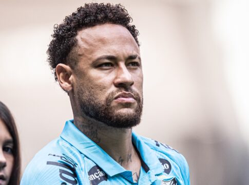 neymar-critica-sintetico-apos-empate-contra-o-atletico-mg:-“uma-merda”