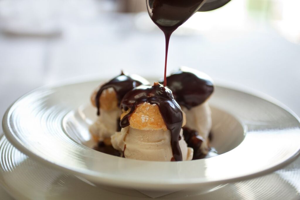 pudim-de-sorvete-com-calda-de-chocolate:-receita-perfeita-para-o-calor