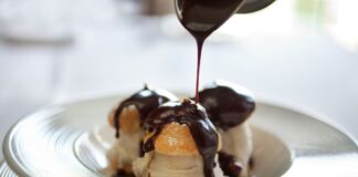 pudim-de-sorvete-com-calda-de-chocolate:-receita-perfeita-para-o-calor