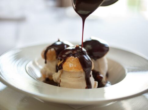 pudim-de-sorvete-com-calda-de-chocolate:-receita-perfeita-para-o-calor