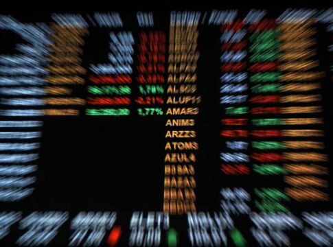 ibovespa-dispara-e-bate-novo-recorde-historico.-dolar-cai-a-r$-5,30