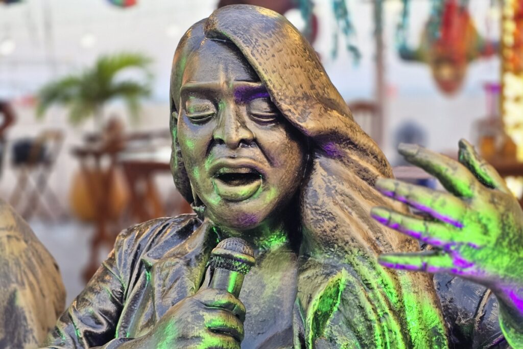 preta-gil-ganha-escultura-ao-lado-de-gilberto-gil-no-rio;-veja-fotos