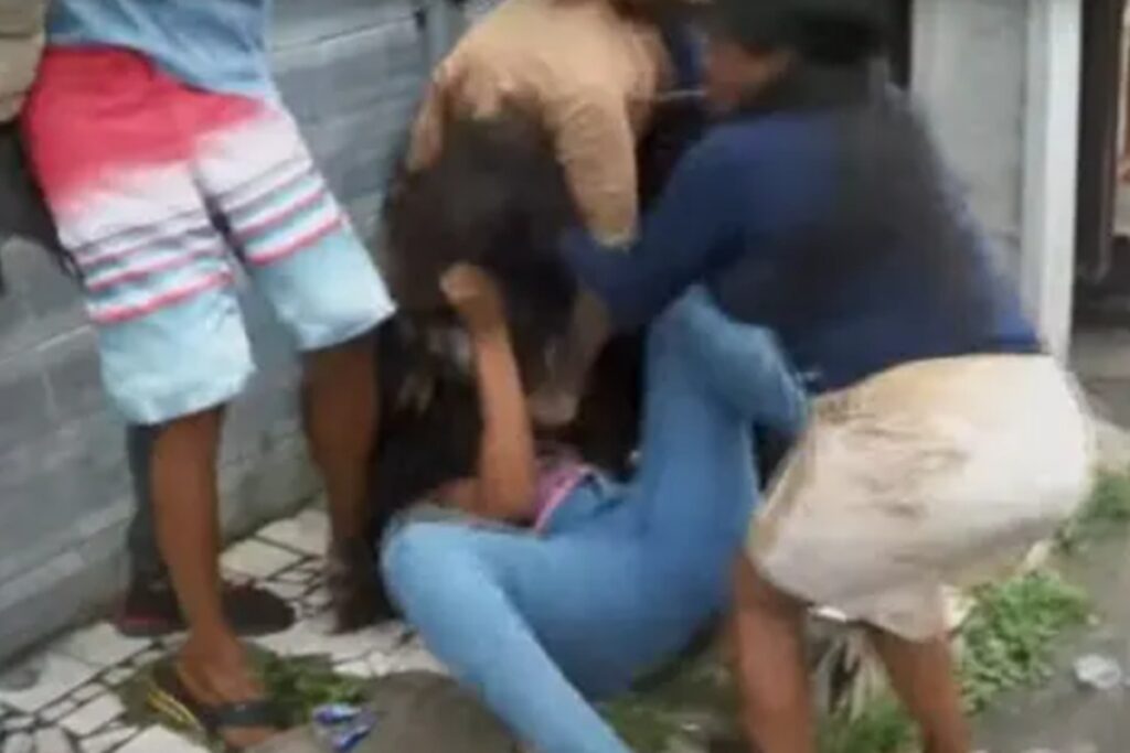 video:-blogueiras-brigam-ao-vivo-no-sbt-e-apresentador-se-desespera