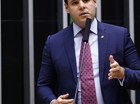 moraes-autoriza-bolsonaro-a-receber-visita-de-relator-da-anistia