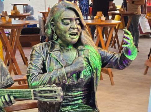 preta-gil-recebe-homenagem-com-escultura-na-orla-de-copacabana