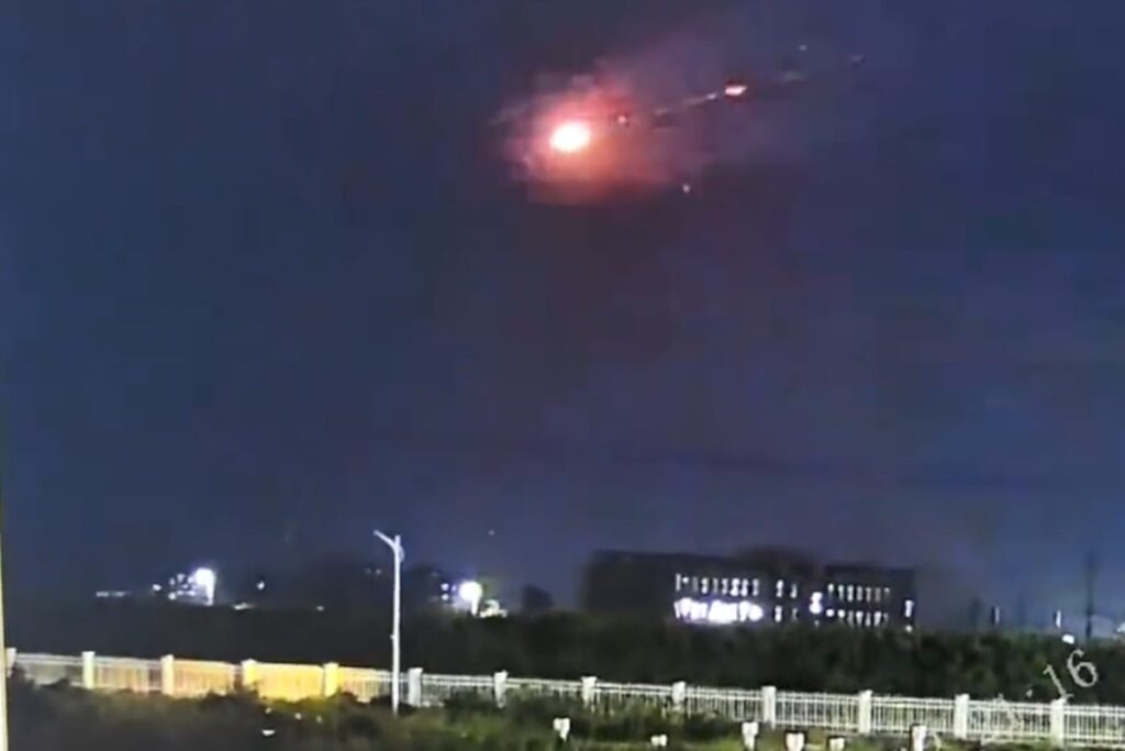 china:-misseis-interceptam-ovnis-e-intrigam-internautas;-video