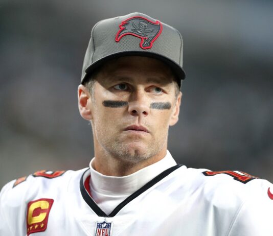 tom-brady-sai-da-aposentadoria-e-volta-aos-gramados-em-2026.-entenda