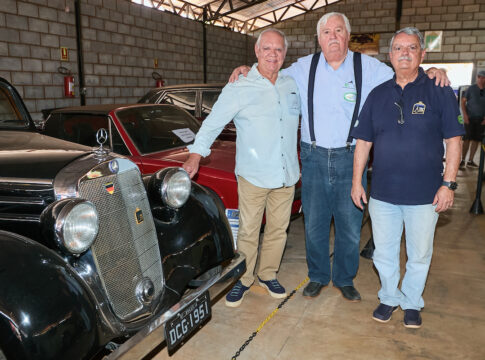 encontro-de-veiculos-antigos-reune-geracoes-de-apaixonados-por-carros