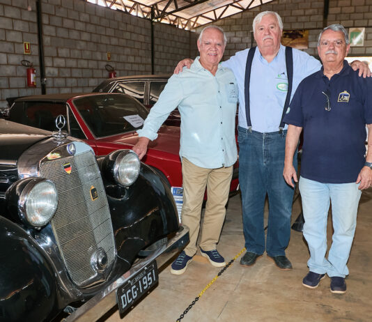 encontro-de-veiculos-antigos-reune-geracoes-de-apaixonados-por-carros