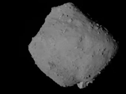 ryugu:-asteroide-proximo-a-terra-ja-teve-agua-corrente,-sugere-estudo